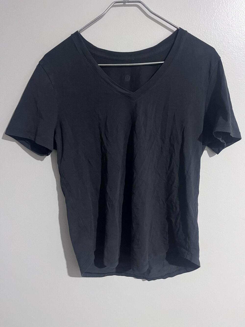 Lululemon T-Shirt Womens M Black V-Neck Short Sleeve Jersey Yoga Tagless Gym